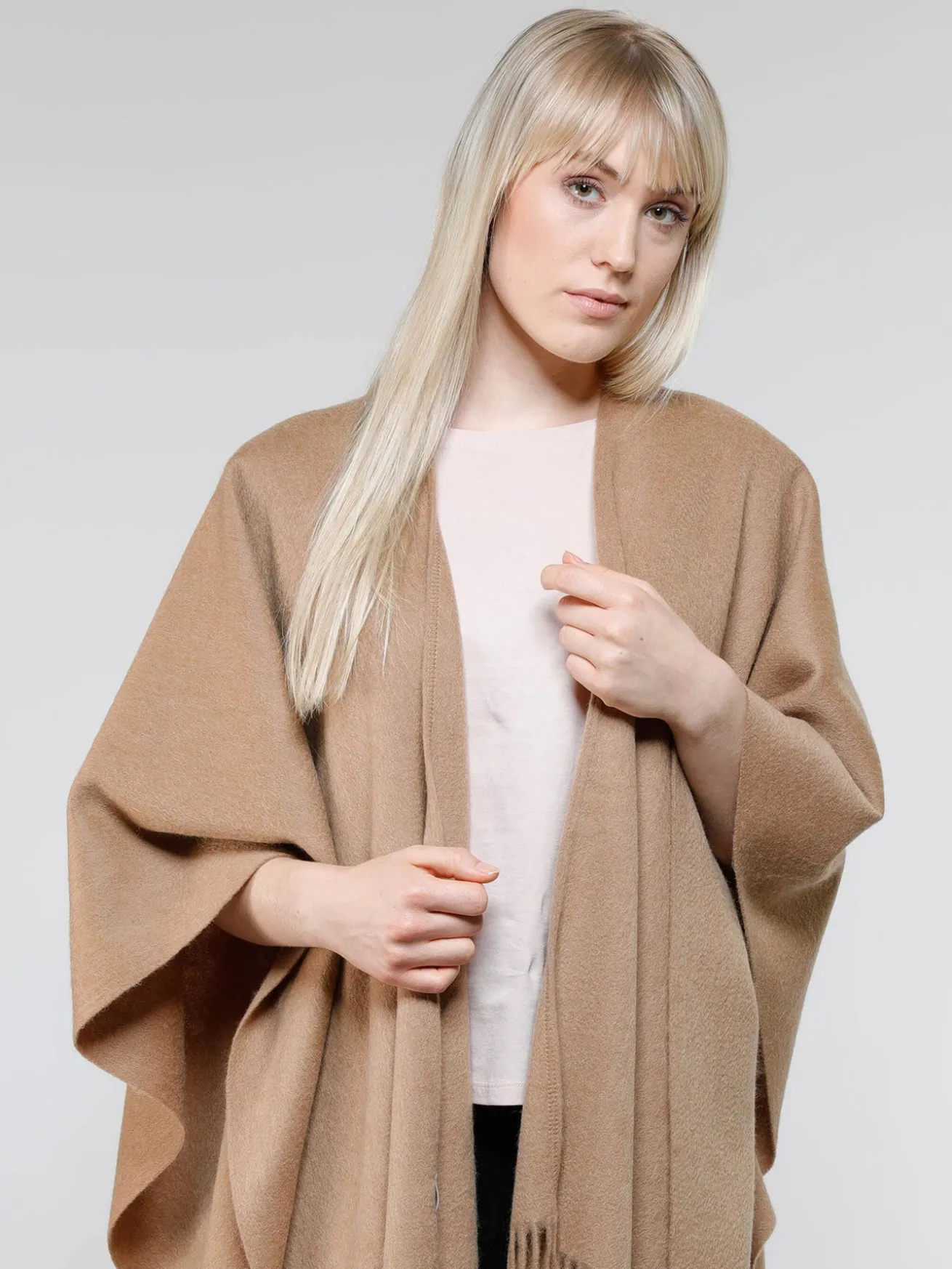 Einfarbiger Poncho aus reiner Wolle