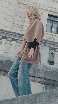 Einfarbiger Poncho aus reiner Wolle