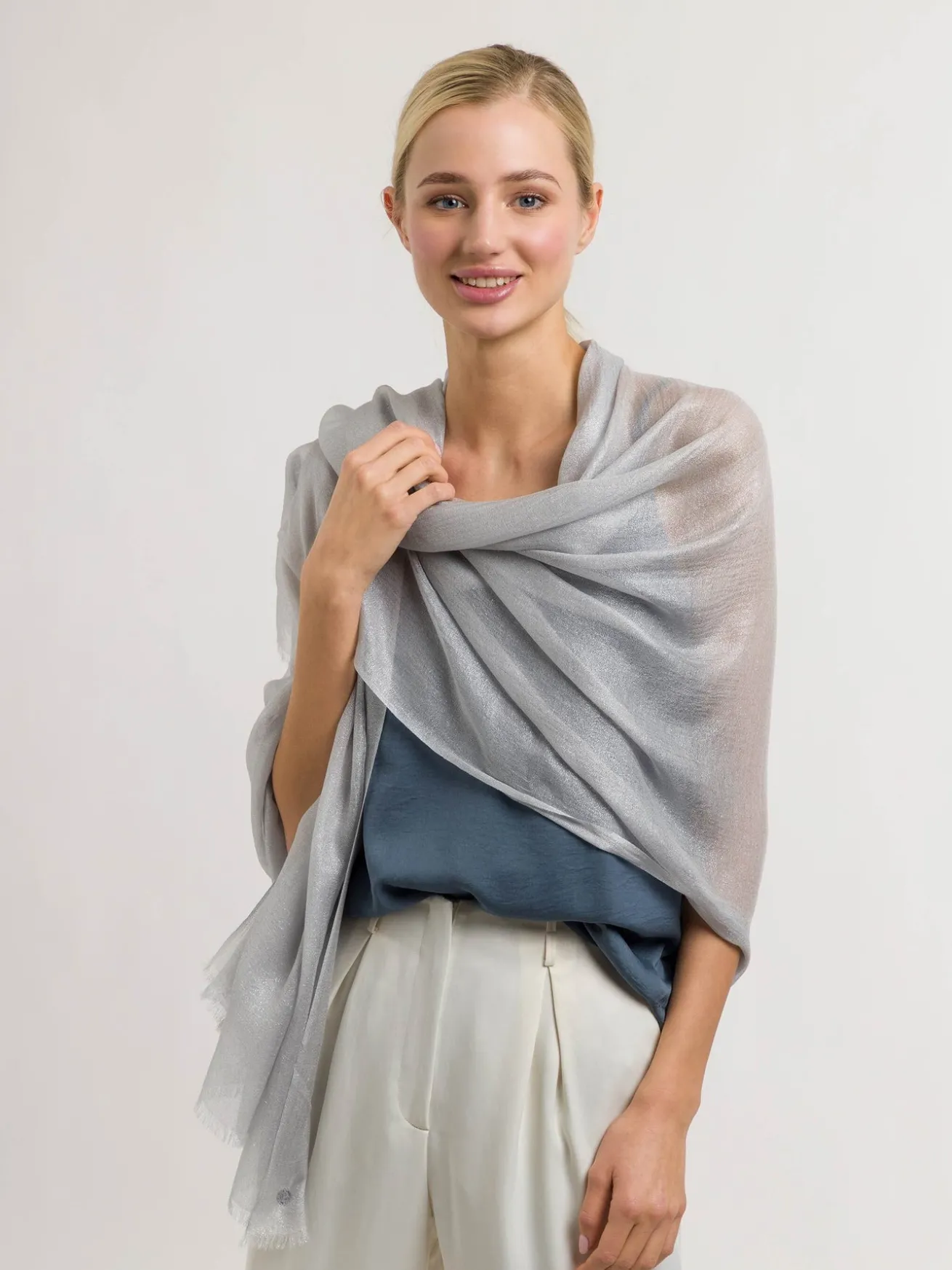 Stola mit zartem Glitzer