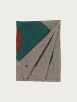 Strickschal mit XL-Punkten aus reiner Wolle